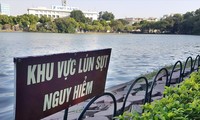 Hệ thống kè hồ xuống cấp, sụt lún gây nguy hiểm Ảnh: Hoàng Mạnh Thắng