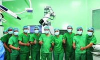 Cả ê kíp phẫu thuật vui mừng sau khi ca mổ đầu tiên bằng robot Modus V Synaptive thành công. Ảnh: Bệnh viện Nhân dân 115 