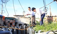 Cơ quan chức năng Lý Sơn kiểm tra tình trạng khoan giếng trái phép Ảnh: Nguyễn Ngọc 