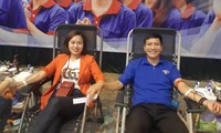 Bí thư Đoàn xã Đỗ Quang Hiếu (bên phải) hiến máu tình nguyệnẢnh: NVCC