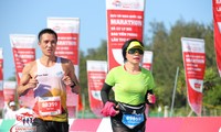 Chị Cao Nguyệt Hằng trên đường về đích tại Tiền Phong Marathon ở Lý Sơn ảnh: NHƯ Ý 