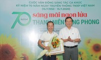 Chủ tịch Hội Cựu TNXP Việt Nam Vũ Trọng Kim trao giải Nhất cho tác giả An Hiếu Ảnh: NGÔ TÙNG