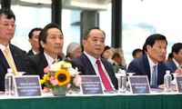 Chủ tịch Lê Khánh Hải (thứ ba từ trái sang) sẽ giúp VFF chọn được người có thực tài kiếm tiền? ảnh: H.L