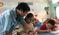 Anh Huỳnh Thiên Lý dạy chữ cho các em khuyết tật
