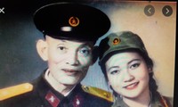 Nhạc sĩ - NSND Đinh Ngọc Liên và con gái Đinh Tuyết Lan. Ảnh chụp trong ngày ông tiễn con gái lên đường đi Chiến dịch đường 9 Nam Lào 
