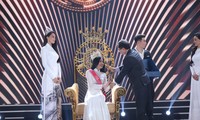 Tổng Biên tập báo Tiền Phong Lê Xuân Sơn - Trưởng ban tổ chức trao quyền trượng cho tân Hoa hậu Đỗ Thị Hà Ảnh: Như Ý