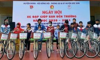 Chương trình trao tặng 64 chiếc xe đạp tới học sinh có hoàn cảnh khó khăn ở Sóc Sơn (Hà Nội) 