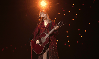 Sân khấu The Eras Tour: Taylor Swift xây nhà, trồng rừng, đang hát bỗng bơi đi mất
