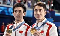 Nam VĐV được Địch Lệ Nhiệt Ba hồi đáp sau khi giành huy chương Vàng Olympics