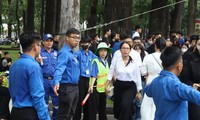 Thanh niên tình nguyện hỗ trợ người dân vào viếng Tổng Bí thư Nguyễn Phú Trọng