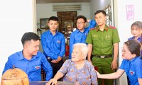 Long An: Đoàn viên thăm cựu thanh niên xung phong và mẹ Việt Nam Anh hùng