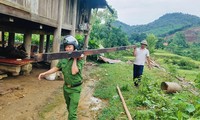 Công an Nghệ An hỗ trợ nhân dân phòng chống, sẵn sàng ứng phó với bão số 3