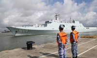 Tàu chở nhân viên quân sự Trung Quốc rời cảng Trạm Giang đi Djibouti. Ảnh: Tân Hoa xã