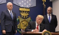 Ngày 2/8, Tổng thống Mỹ DonaldTrump đã ký dự luật trừng phạt mới chống lại Iran,Nga và Triều Tiên.Ảnh: CNN