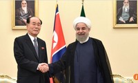 Ông Kim Yong-nam, Chủ tịch Hội đồng nhân dân tối cao Triều Tiên hội đàm với Tổng thống Iran Hassan Rowhani ngày 7/8 tại Tehran. Hai nước này luôn là cái gai trong mắt Mỹ vì sở hữu các chương trình hạt nhân. Ảnh: SCMP