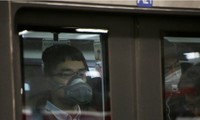 Các nhà nghiên cứu khuyên những người thường xuyên đi làm bằng tàu điện ngầm nên đeo khẩu trang. Ảnh: SCMP