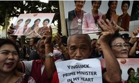 Những người ủng hộ cựu thủ tướng Yingluck tụ tập trước tòa án với dòng chữ: "Thủ tướng Yingluck trong trái tim tôi". Ảnh: SCMP