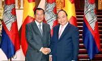 Thủ tướng Nguyễn Xuân Phúc đã trân trọng mời Thủ tướng Vương quốc Campuchia Samdech Techo Hun Sen và Phu nhân thăm chính thức Việt Nam. Ảnh: VGP