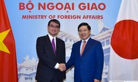 Bộ trưởng Ngoại giao Phạm Bình Minh và Bộ trưởng Ngoại giao Nhật Bản Taro Kono. Ảnh: VN&TG