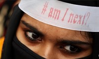 Ngày càng nhiều phụ nữ Ấn Độ đứng lên biểu tình phản đối việc phụ nữ nước này bị xâm hại tình dục ngày càng nhiều. Cô gái trong ảnh đeo băng rôn có dòng chữ: "Liệu tôi có phải là người tiếp theo?"