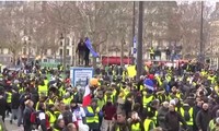 Hàng ngàn người biểu tình phe Áo vàng tuần hành tại trung tâm Paris ngày 12/1. Ảnh: Reuters