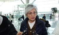 Ngoại trưởng Hàn Quốc Kang Kyung-wha trong vòng vây báo chí tại sân bay quốc tế Incheon, Seoul.