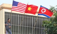 Phóng viên Yonhap tại Hà Nội đã chụp được bức ảnh một hộ dân sống gần khách sạn Marriot treo cờ ba nước Mỹ- Việt Nam- Triều Tiên để chào đón hội nghị thượng đỉnh Mỹ- Triều lần thứ 2.