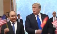Hình ảnh Tổng thống Mỹ Donald Trump vẫy cờ Việt Nam gây sốt mạng