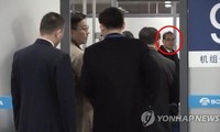 Ông Ri Su-yong ( khoanh đỏ) được nhìn thấy tại sân bay quốc tế Bắc Kinh để bay tới Lào.