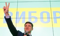  Diễn viên hài Volodymyr Zelenskiy đã vượt lên đương kim Tổng thống Petro Poroshenko để dẫn đầu tại vòng 1 bầu cử ở Ukraine tối 31/3.