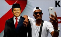 Người dân chụp ảnh tự sướng với hình ảnh của ứng cử viên Prabowa Subainto, đối thủ của đương kim tổng thống Joko Widodo