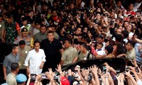 Đương kim Tổng thống Indonesia Joko Widodo trong vòng vây những người ủng hộ.