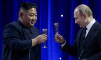 Nhà lãnh đạo Triều Tiên Kim Jong Un và Tổng thống Nga Vladimir Putin nâng ly rượu mừng tại buổi tiệc chiêu đãi ngay sau khi kết thúc hội nghị thượng đỉnh.