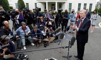 Cố vấn an ninh quốc gia Mỹ John Bolton trong vòng vây báo chí tại Nhà Trắng ngày 1/5 vừa qua.
