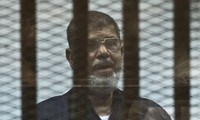 Cựu tổng thống Ai Cập Mohammed Mursi xuất hiện tại tòa ngày 17/6 trước khi đột quị và ra đi vĩnh viễn.