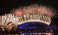 Pháo hoa chào năm mới 2021 ở cầu cảng Sydney.