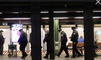 Cảnh sát New York được triển khai tại các ga điện ngầm để đảm bảo an toàn cho công chúng.