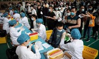 Các sinh viên các trường đại học ở Vũ Hán tiêm chủng vắc xin COVID-19 do Trung Quốc sản xuất.