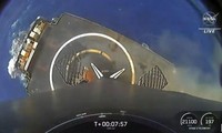 Hình ảnh tĩnh này từ một video của SpaceX cho thấy quang cảnh từ một tên lửa đẩy Falcon 9 mới sau khi hạ cánh thành công xuống tàu bay không người lái ở Đại Tây Dương sau vụ phóng tàu chở hàng CRS-22 Dragon cho NASA vào ngày 3/6