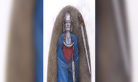 Ngôi mộ chứa hài cốt một người mặc váy, đeo trâm bầu và một thanh kiếm.