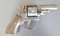 Khẩu súng lục từ thời Đức quốc xã được tìm thấy trong hộc đồ bí mật