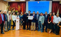Đại diện Cộng đồng người Việt trên toàn Slovakia tại buổi lễ tiếp nhận tiền quyên góp do Đại sứ quán Việt Nam tại Slovakia tổ chức.