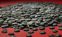 Hàng ngàn đồng tiền xu La Mã được tìm thấy dưới lòng sông cổ ở Đức.