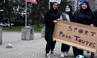 Pháp: Dự luật cấm trùm khăn che mặt trong các sự kiện thể thao được chuyển lên quốc hội 