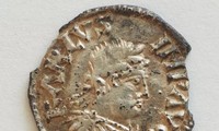Tìm thấy đồng xu hiếm 1.200 năm tuổi có hình hoàng đế La Mã cổ đại 