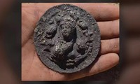 Khai quật được chiếc huy chương bạc khắc họa chân dung nữ thần Hy Lạp 