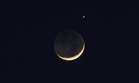 Sao Kim và Mặt trăng khiêu vũ với chòm sao &apos;Seven Sisters&apos; trong mưa sao băng Lyrid 
