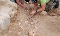 Tìm thấy bộ xương &apos;Đứa trẻ ma cà rồng&apos; 400 tuổi bị khóa chân