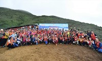 Gần 100 nhà báo chinh phục đỉnh Tà Chì Nhù cao 2.979m 