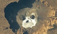 NASA công bố &apos;hộp sọ&apos; phát sáng trong miệng núi lửa khổng lồ ở Sahara